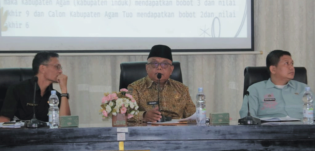 Sekretaris Daerah Kabupaten Agam, Edi Busti memaparkan pentingnya pembentukan Daerah Otonomi Baru (DOB) Agam Tuo dalam sebuah kegiatan ekspos yang berlangsung di aula utama kantor bupati, Kamis (22/8/2024).