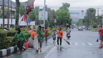 Petugas bersihkan sampah usai pawai alegoris di Lubuk Basung.