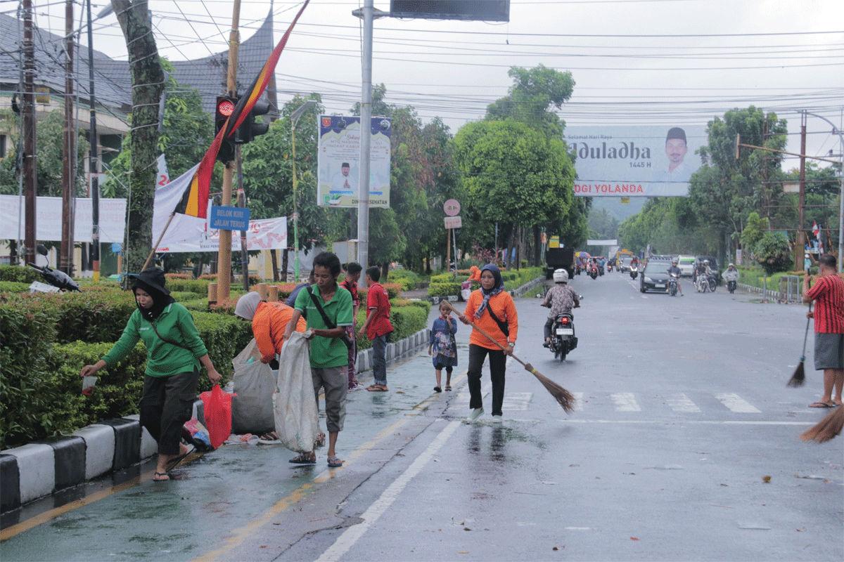 Petugas bersihkan sampah usai pawai alegoris di Lubuk Basung.
