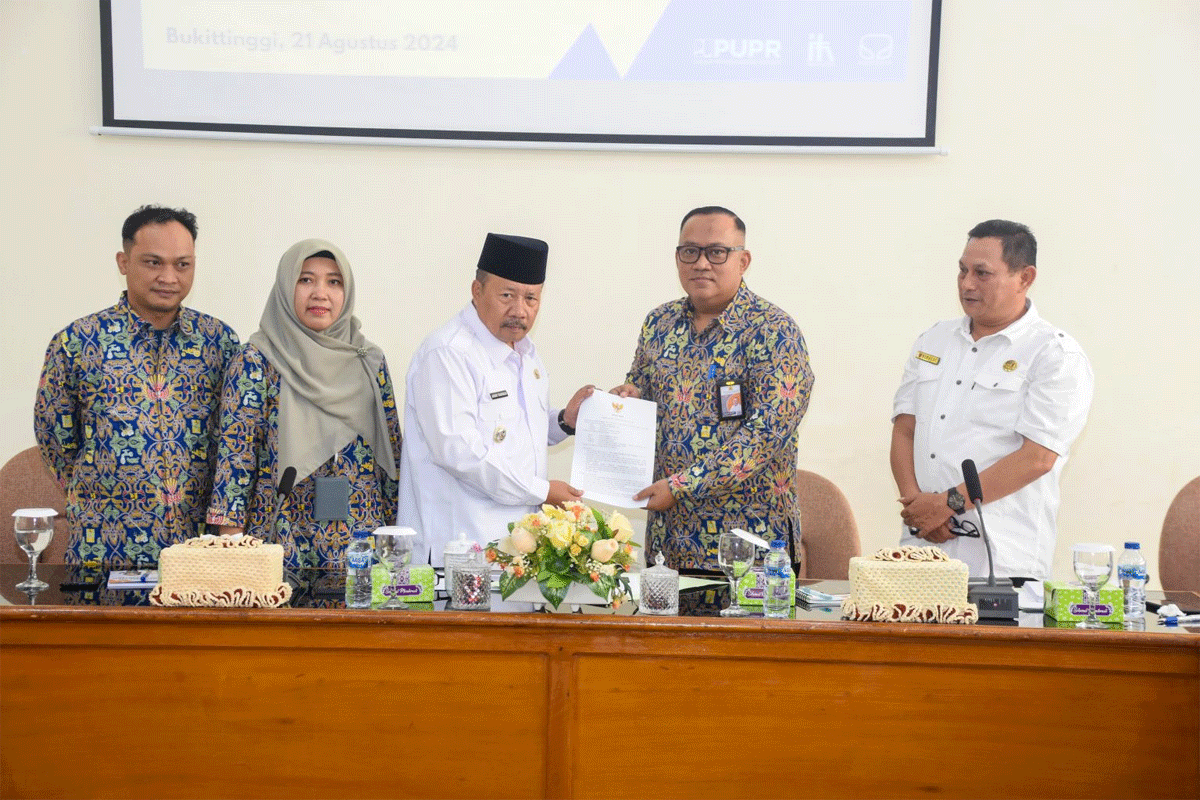 Penyerahan berita acara serah terima lahan untuk pembangunan rumah hunian antara Bupati Andri Warman dan Kepala Satuan Kerja Penyediaan Perumahan Provinsi Sumatera Barat, Tony Hermanto.