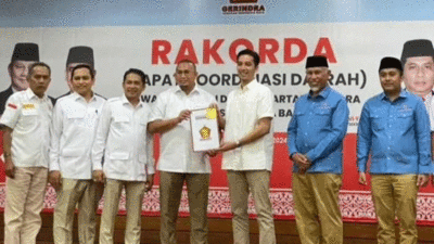 Ketua DPD Partai Gerindra Sumatera Barat, Andre Rosiade serahkan surat rekomendasi maju pilkada untuk pasangan Riyanda Putra dan Jefry Hibatullah untuk maju di Pilkada Sawahlunto.