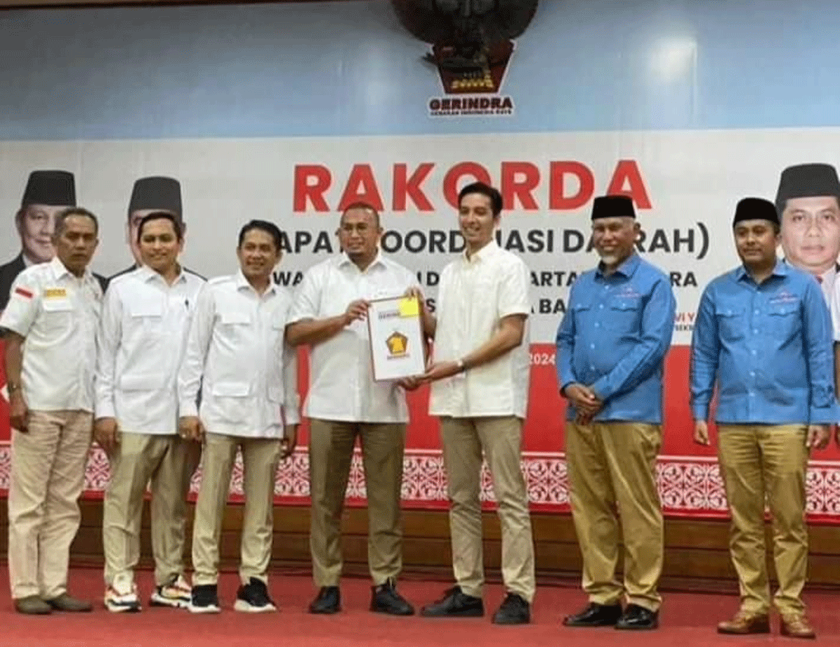 Ketua DPD Partai Gerindra Sumatera Barat, Andre Rosiade serahkan surat rekomendasi maju pilkada untuk pasangan Riyanda Putra dan Jefry Hibatullah untuk maju di Pilkada Sawahlunto.