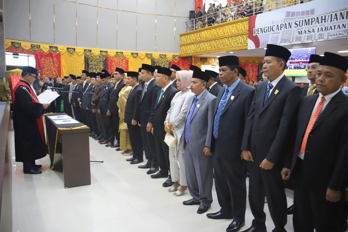 Pengucapan sumpah dan janji anggota DPRD Kota Padang periode 2024-2029.