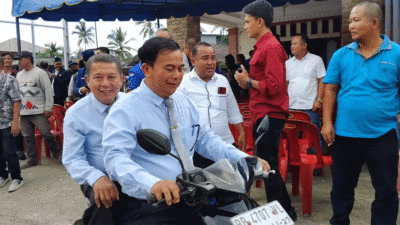 Gunakan Baju Biru Muda dan Kendarai Sepeda Motor, Paslon AFO Daftar ke KPU Nias