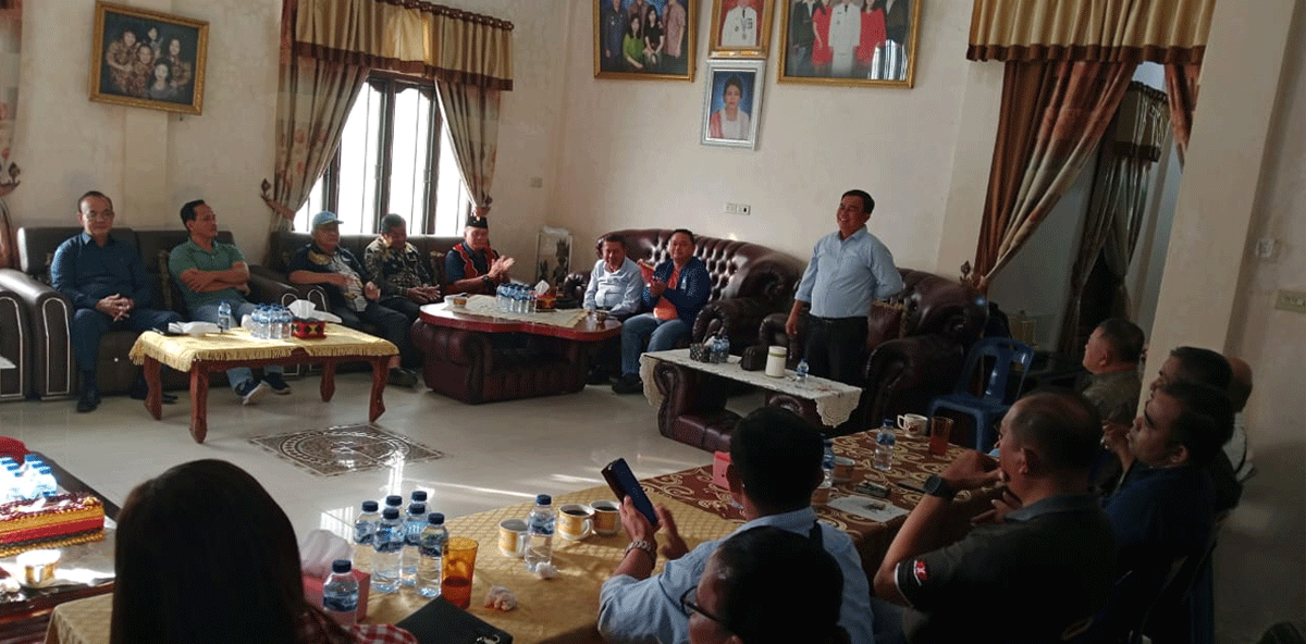 Pasangan bakal calon bupati Nias dan wakil bupati Nias Alinuru Laoli-Faozanolo Zai disingkat AFO konsolidasi dengan partai pendukung yang berlangsung di Desa Lolozasai, Kecamatan Gido, Kabupaten Nias, Sumatera Utara, Senin (26/8/2024).
