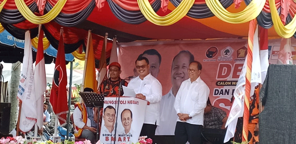 Pasangan bakal calon wali kota dan wakil wali kota Gunungsitoli, Sowa'a Laoli-Martinus Lase (SMART) menggelar deklarasi jelang pendaftaran ke Komisi Pemilihan Umum (KPU).