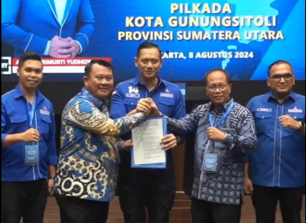 Ketua Umum Partai Demokrat, Agus Harimurti Yudhoyono serahkan rekomendasi maju pilkada pada pasangan SMART di Jakarta, Kamis (8/8/2024).