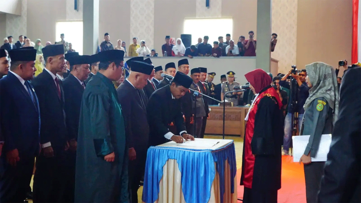 Anggota DPRD Dharmasraya dilantik, Wigiyono jadi ketua sementara, Ade Sudarman wakil ketua sementara