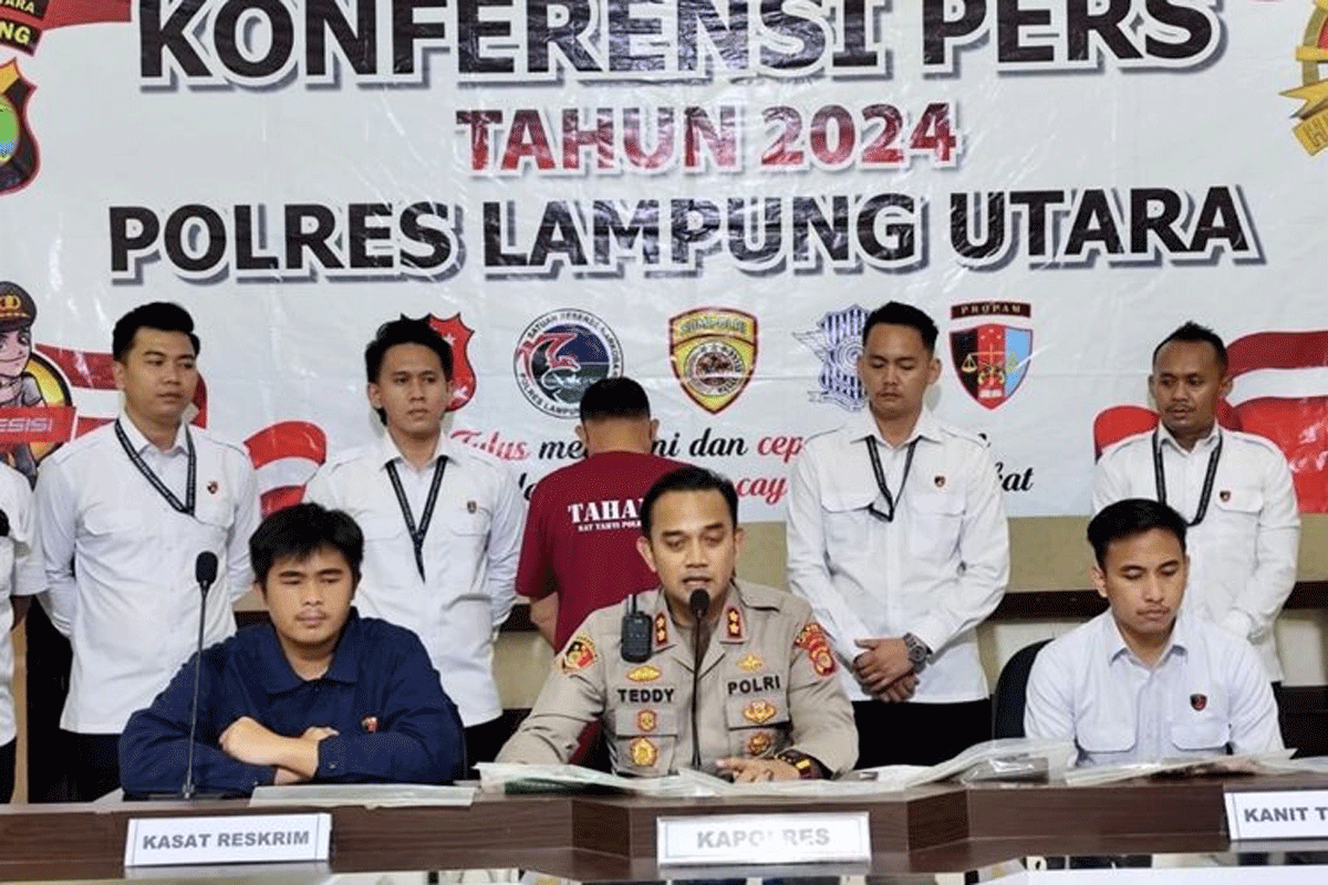 Konferensi pers penetapan tersangka korupsi pembelian fiktif tablet sekolah di Polres Lampung Utara, Jumat (9/8/2024).(Polres Lampung Utara)