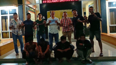 Polisi bersama pelaku judi di Dharmasraya