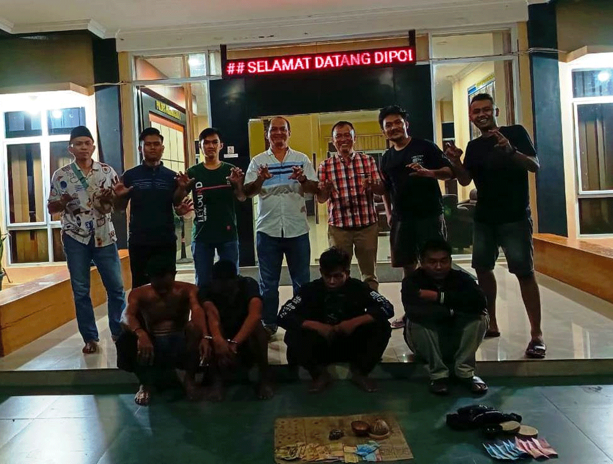 Polisi bersama pelaku judi di Dharmasraya