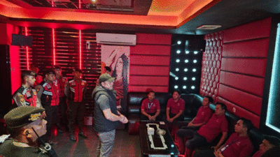 Petugas beri arahan ketika razia tempat karaoke di Pekanbaru. (riau.go.id)