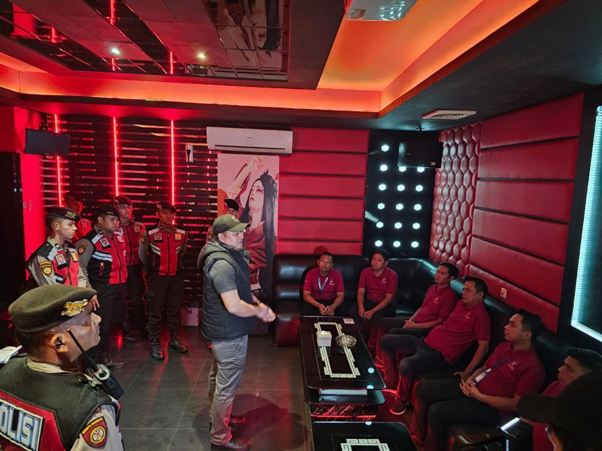 Petugas beri arahan ketika razia tempat karaoke di Pekanbaru. (riau.go.id)