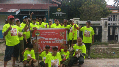 Foto bersama di sela kerja bakti.