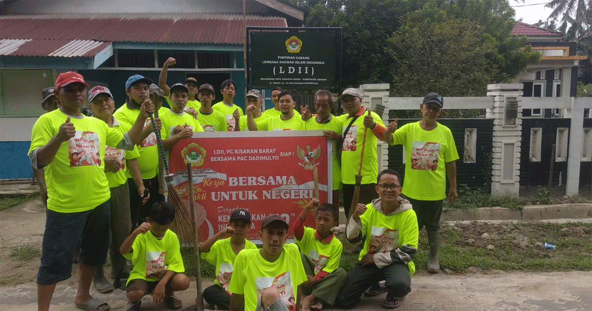 Foto bersama di sela kerja bakti.