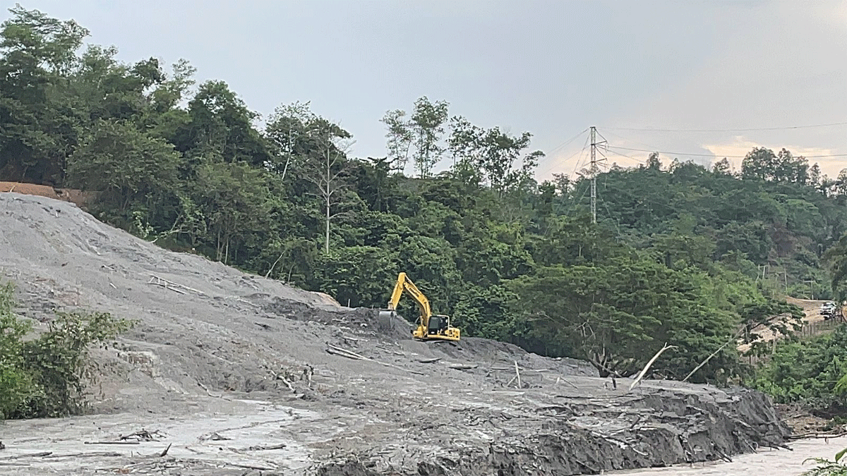 LImbah yang dihasilkan PLTU Ombllin yang diduga mencemari sungai