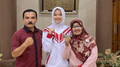 Maulia Permata Putri Bersama kedua orang tuanya.