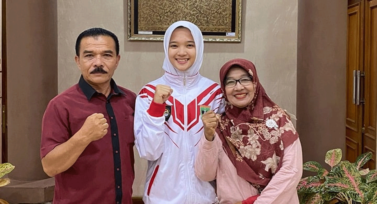 Maulia Permata Putri Bersama kedua orang tuanya.