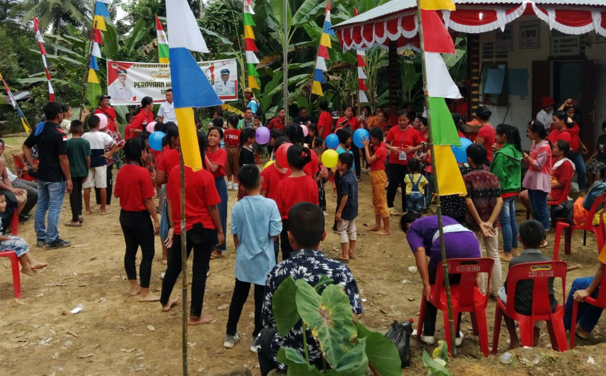 Warga merayakan HUT Kemerdekaan Republik Indonesia ke-79 dengan penuh semangat.