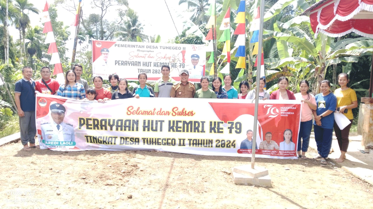 Foto bersama usai pemasangan umbul-umbul di sekitaran kantor desa Tuhegeo II.