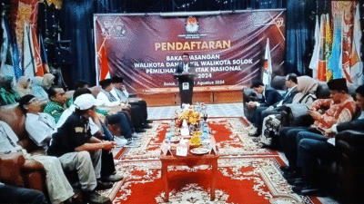 Nofi Candra dan Leo Murphy mendaftar ke Kantor Komisi Pemilihan Umum (KPU) Kota Solok, Kamis (29/8/2024).