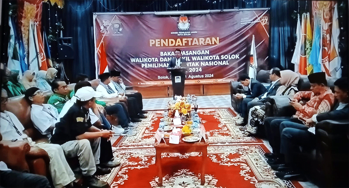 Nofi Candra dan Leo Murphy mendaftar ke Kantor Komisi Pemilihan Umum (KPU) Kota Solok, Kamis (29/8/2024).