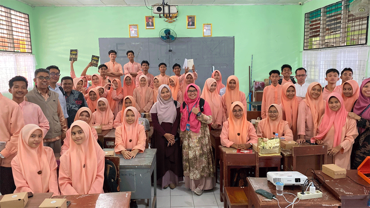 Foto bersama usai pengabdian masyarakat yang dilakukan Departemen Ilmu Politik Universitas Andalas di SMAN 9 Padang