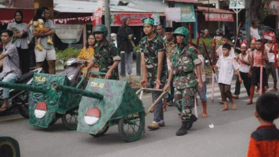 Pawai alegoris antar dusun yang diadakan di Muaro Kalaban