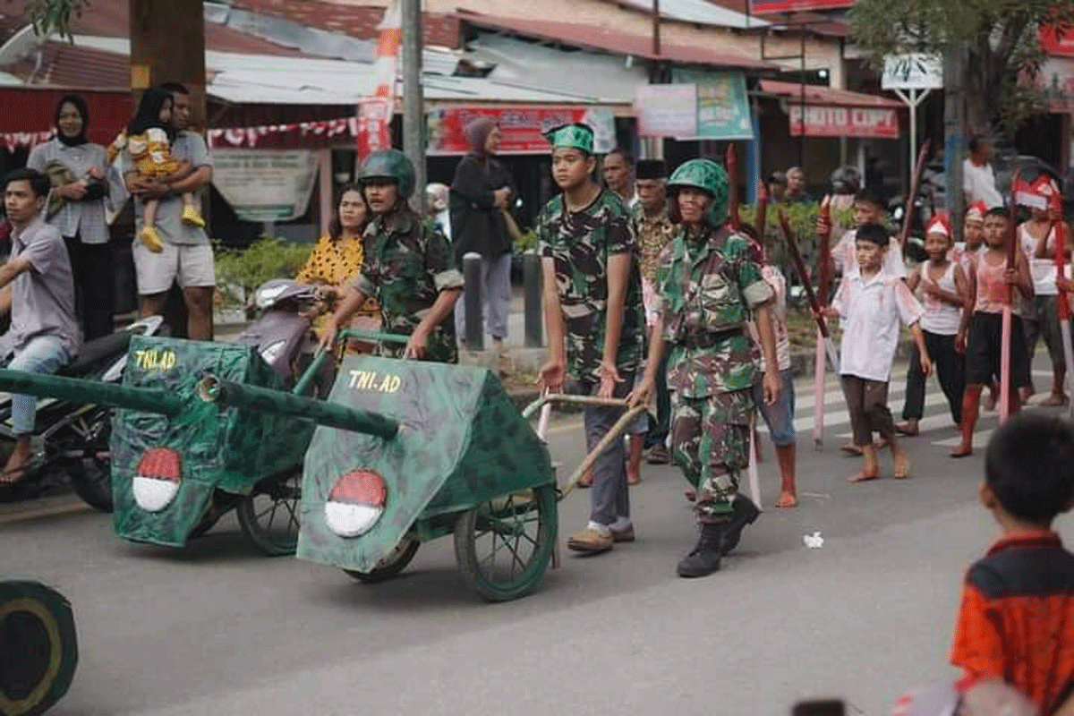 Pawai alegoris antar dusun yang diadakan di Muaro Kalaban