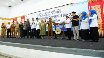 Pemkab Tanah Datar bekerjasama dengan Badan Penyelenggara Jaminan Sosial (BPJS) Kesehatan Wilayah II canangkan Universal Health Coverage (UHC) yang ditandai dengan pemukulan gong oleh Bupati Eka Putra, Senin (19/8/2024) di Gedung Nasional Maharajo Dirajo Batusangkar.