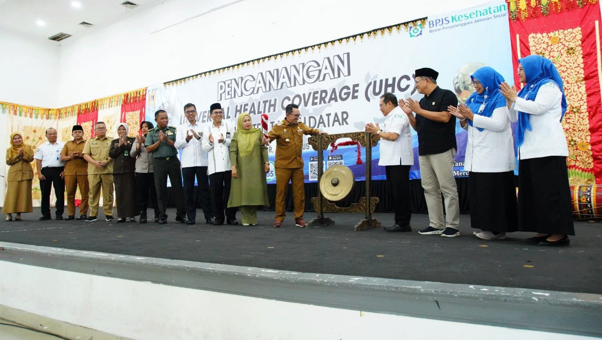 Pemkab Tanah Datar bekerjasama dengan Badan Penyelenggara Jaminan Sosial (BPJS) Kesehatan Wilayah II canangkan Universal Health Coverage (UHC) yang ditandai dengan pemukulan gong oleh Bupati Eka Putra, Senin (19/8/2024) di Gedung Nasional Maharajo Dirajo Batusangkar.