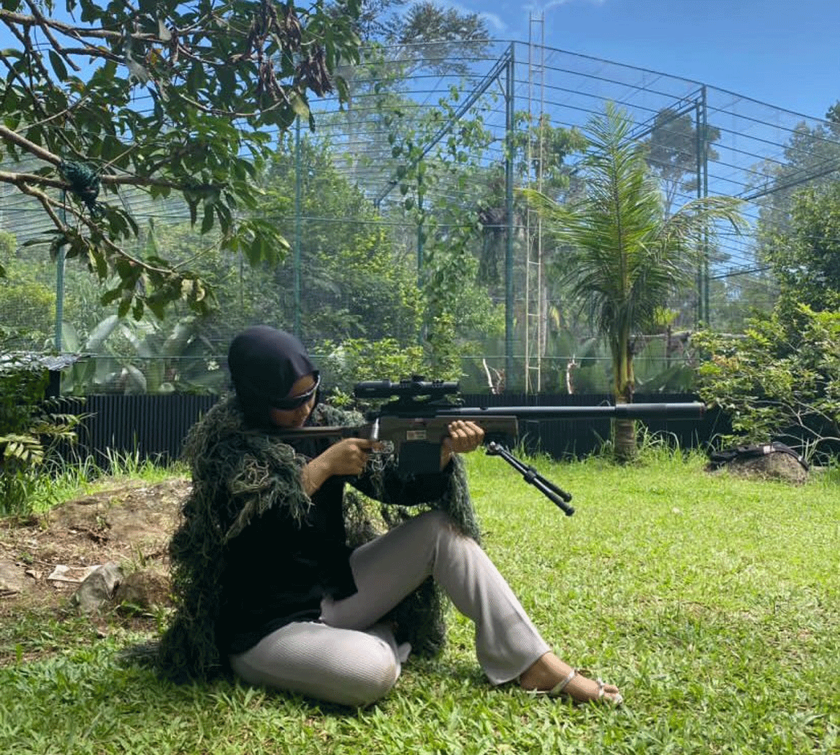 Tempat wisata yang satu ini memberikan suasana berbeda. Destinasi wisata itu cocok buat yang suka tantangan dan menguji adrenaline. Di sana bisa main perang-perangan.