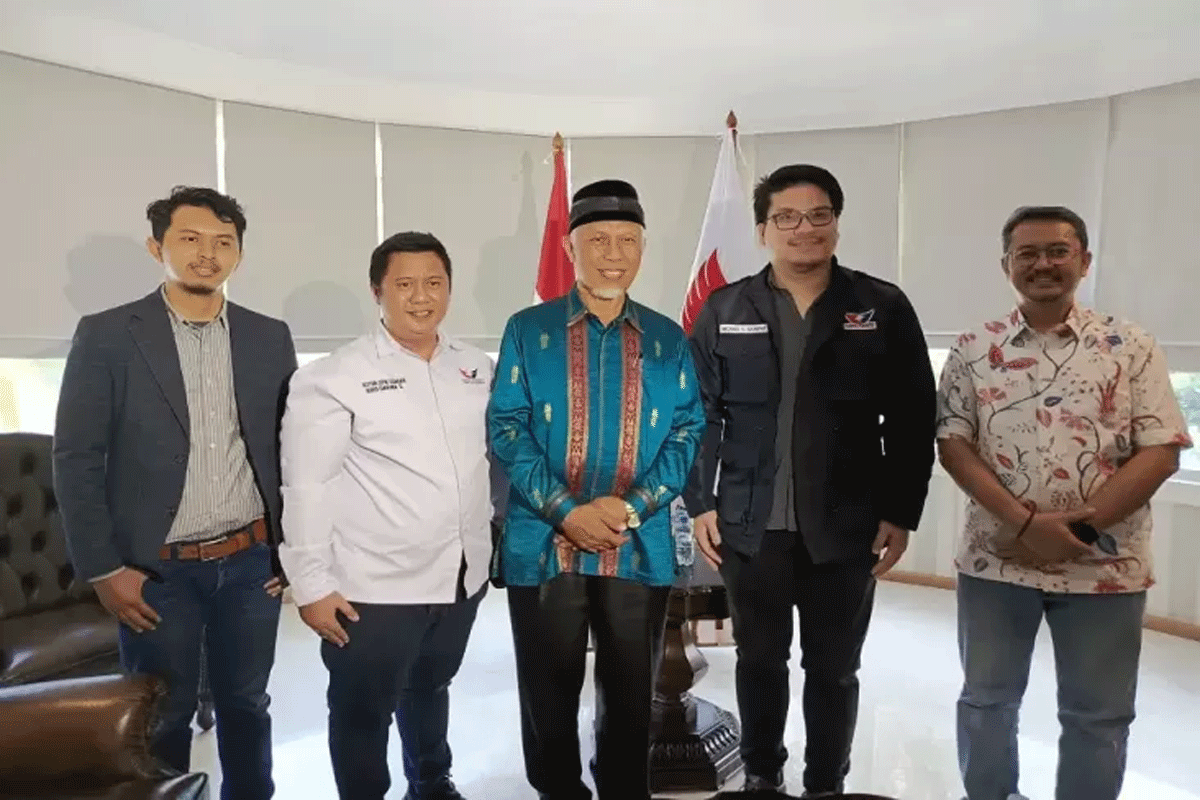 Wakil Ketua Umum Partai Perindo, Michael Victor Sianipar dan elite partai lainnya bersama Mahyeldi. (SINDOnews)