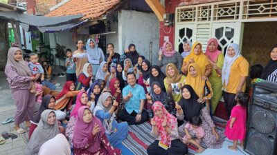 Bakal calon kepala daerah bersama warga