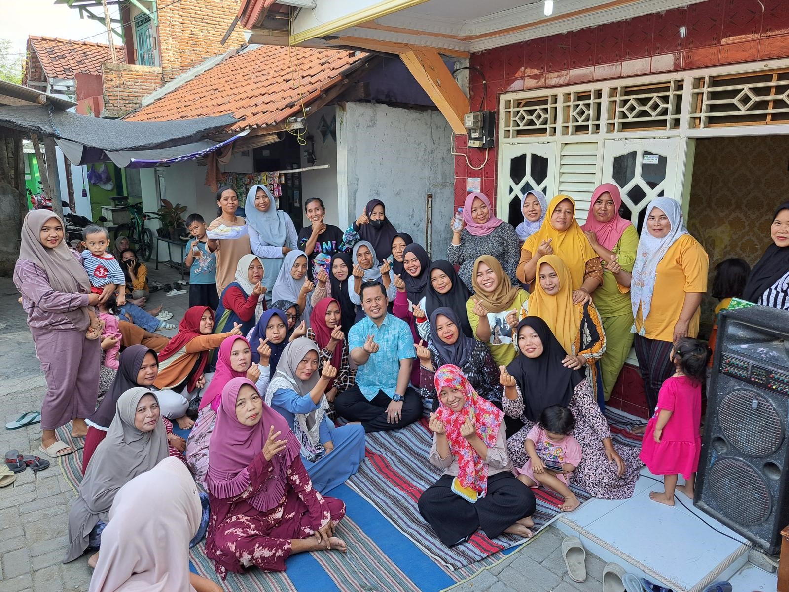 Bakal calon kepala daerah bersama warga