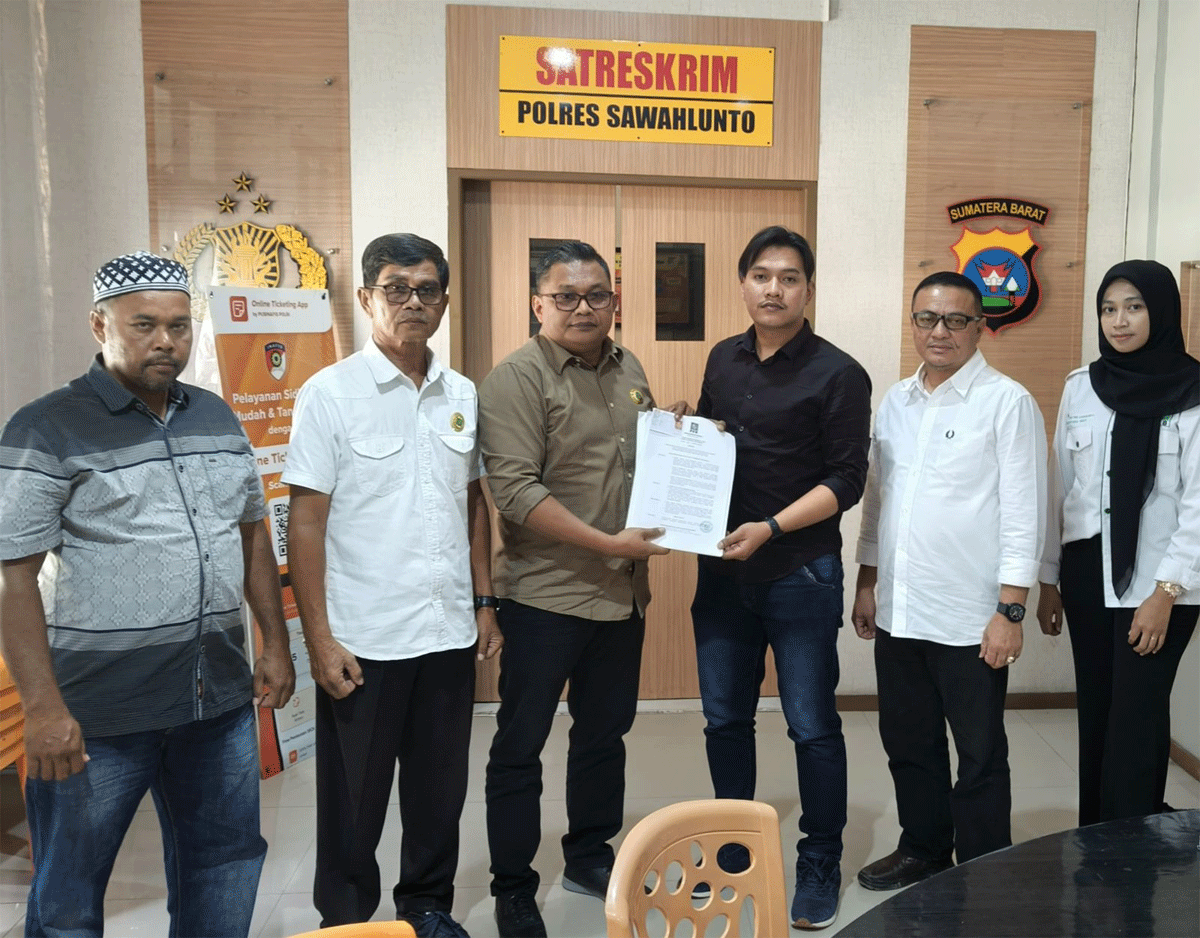 Ketua DPC PKB Sawahlunto, Rony Eka Putra yang akrab dipanggil Embong bersama sejumlah pengurus partai lainnya melaporkan mantan Sekretaris Jenderal DPP PKB, Lukman Edy ke Polres Sawahlunto, Rabu (7/8/2024).