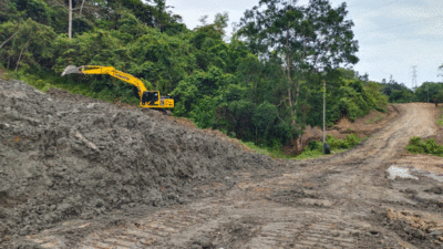 Alat berat dikerahkan untuk atasi longsor.
