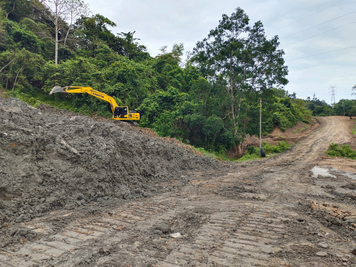 Alat berat dikerahkan untuk atasi longsor.
