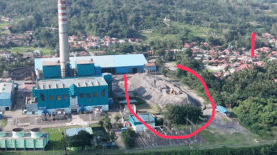 Penampakan limbah yang dihasilkan pembangkit listrik di PLTU Sijantang
