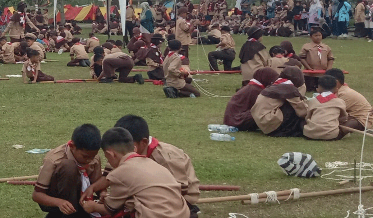 Dalam rangka menyambut Hari Pramuka, Kwartir Cabang Gerakan Pramuka Kota Sawahlunto menggelar Pesta Pramuka Siaga yang di camping ground Kandi, Selasa-Rabu, (13-14/8/2024).