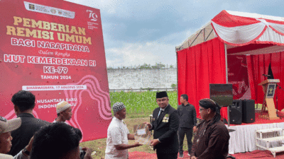 Bupati Sutan Riska serahkan remisi pada warga binaan lapas