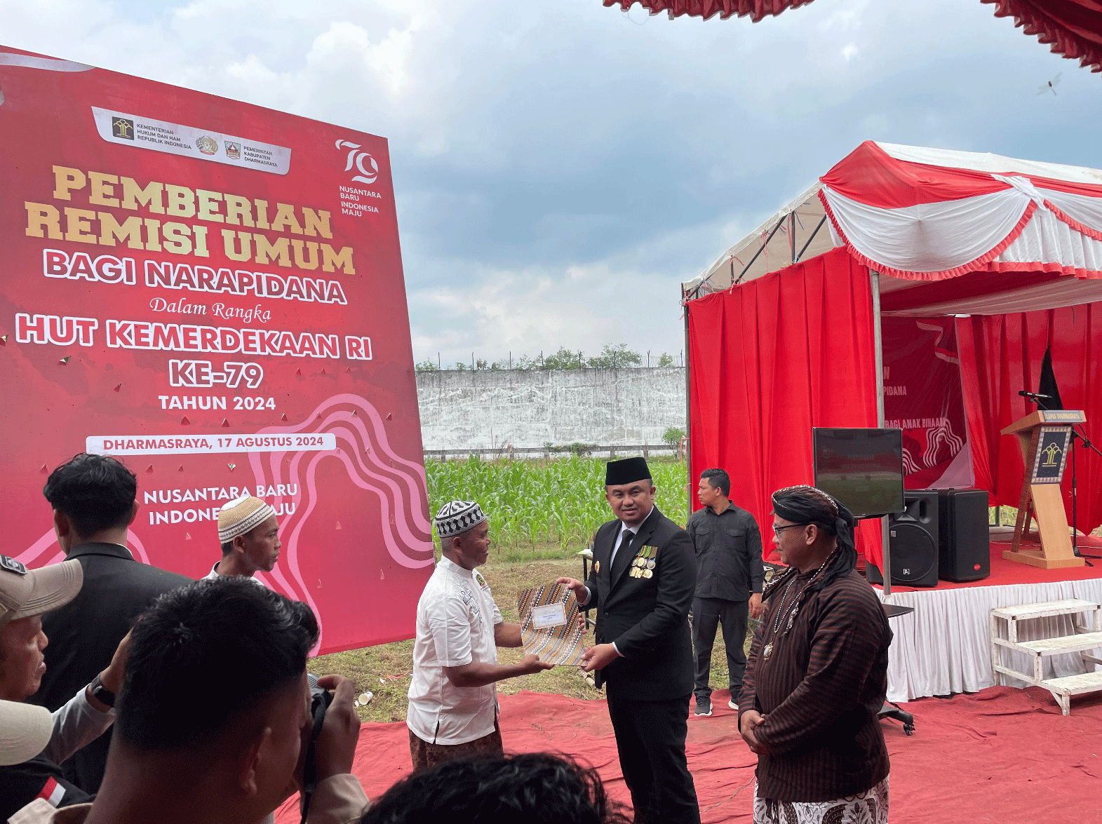 Bupati Sutan Riska serahkan remisi pada warga binaan lapas