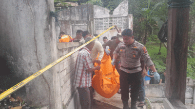 Petugas evakuasi korban pembunuhan