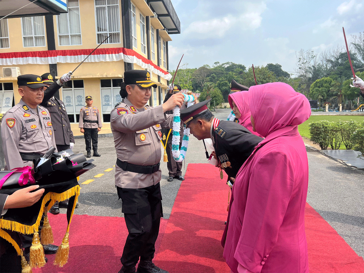 Kapolres Dharmasraya pimpin serah terima jabatan Kasat Reskrim dan wisuda purna bhakti