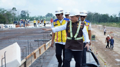 Gubernur Jambi, Al Haris bersama Kepala Balai Pelaksanaan Jalan Nasional (BPJN) Jambi, Ibnu Kurniawan dan Kepala Dinas PUPR, Muzakir tinjau progres pembangunan tol Bayung Lincir–Tempino (Baleno), Kamis (1/8/2024).