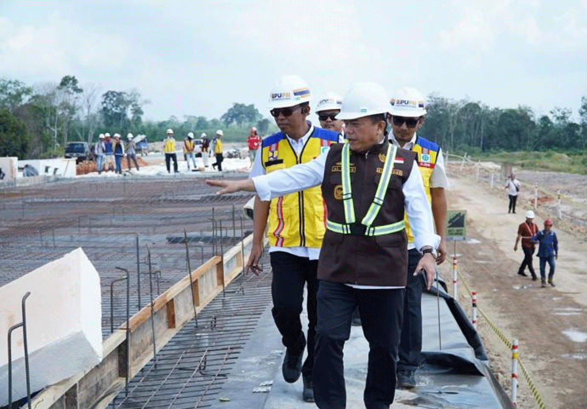 Gubernur Jambi, Al Haris bersama Kepala Balai Pelaksanaan Jalan Nasional (BPJN) Jambi, Ibnu Kurniawan dan Kepala Dinas PUPR, Muzakir tinjau progres pembangunan tol Bayung Lincir–Tempino (Baleno), Kamis (1/8/2024).