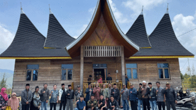 Foto bersama di pengabdian masyarakat yang dilakukan dosen FISIP Universitas Andalas