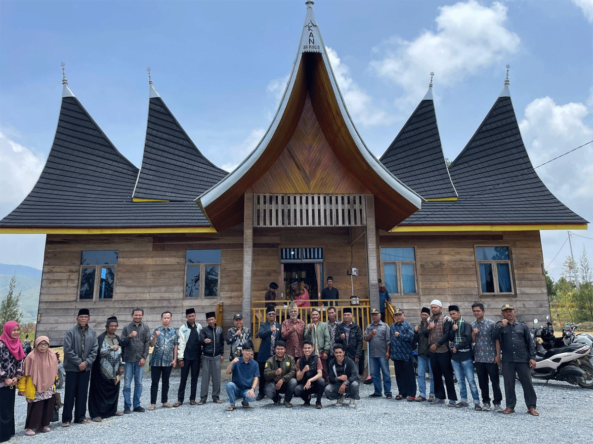 Foto bersama di pengabdian masyarakat yang dilakukan dosen FISIP Universitas Andalas