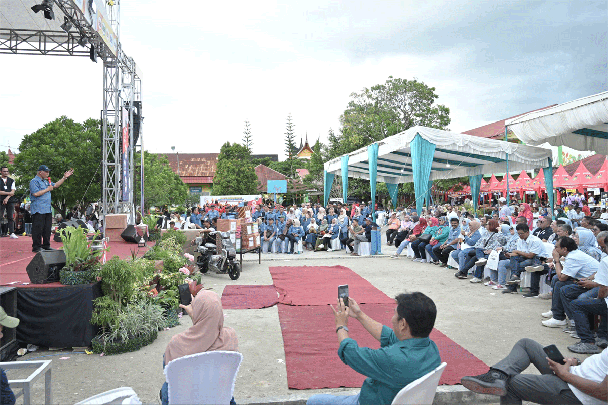 Gubernur Mahyeldi beri sambutan saat reuni gadang di SMAN 1 Bukittinggi. (Biro Adpim)