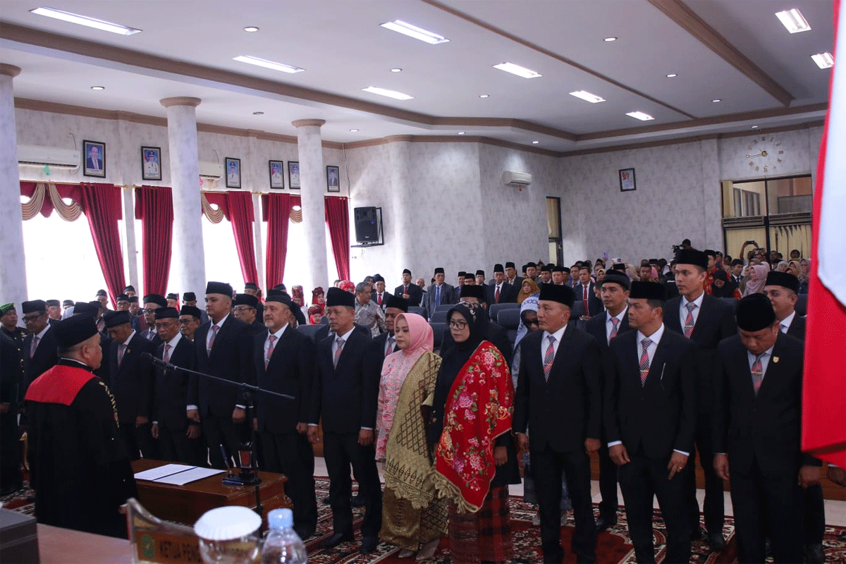 Anggota DPRD Payakumbuh ucapkan sumpah dan janji.